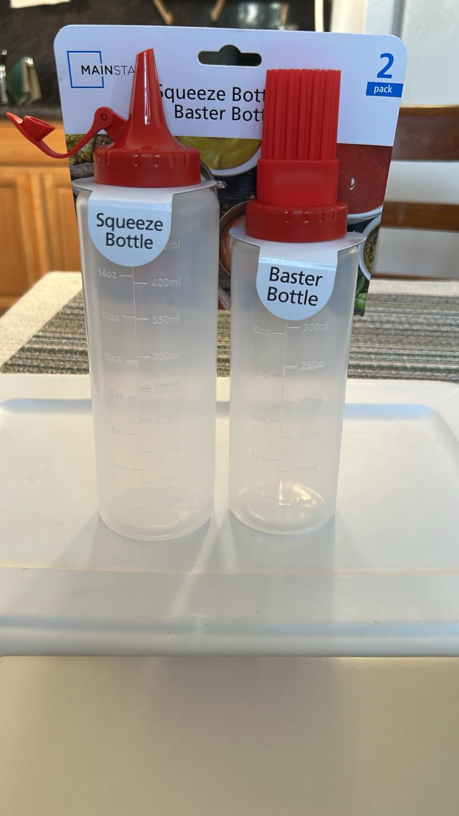 Botellas dispensadoras de condimentos de plástico apretables.